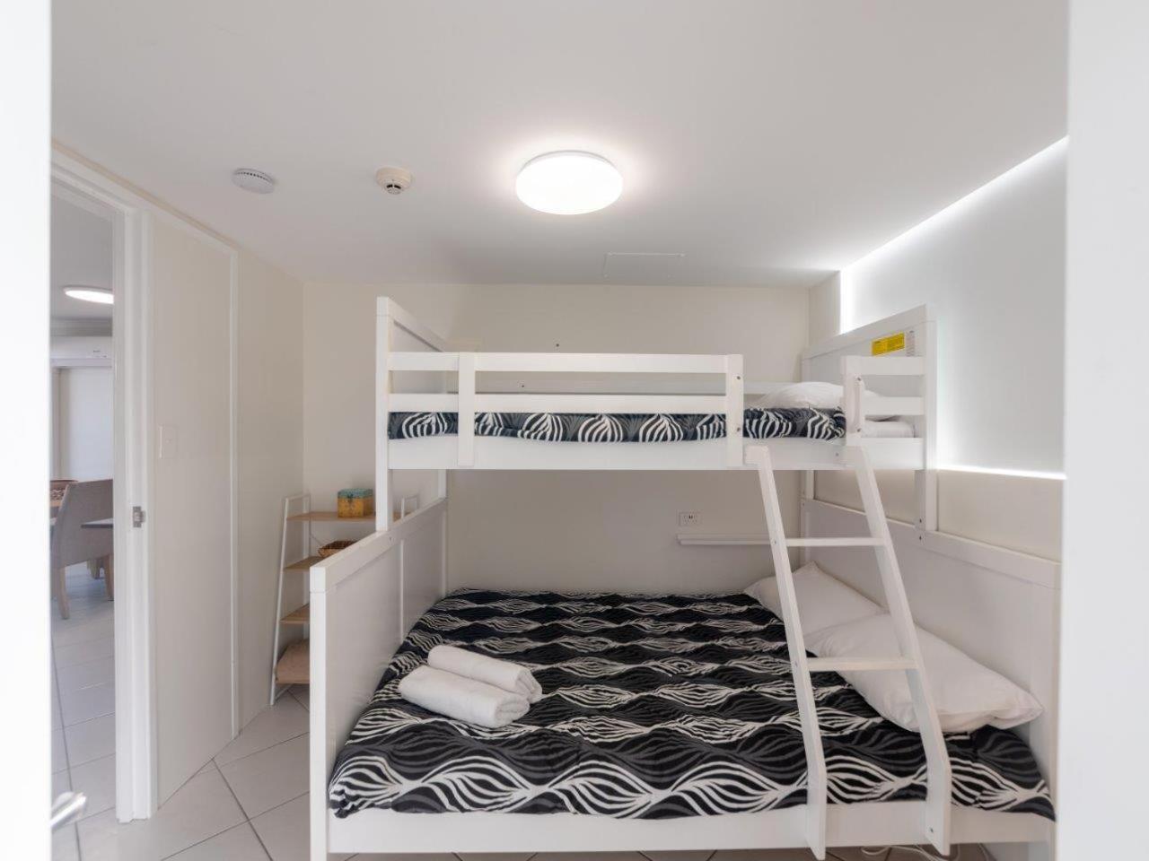 Crystal Beachfront Apartments Gold Coast Bagian luar foto