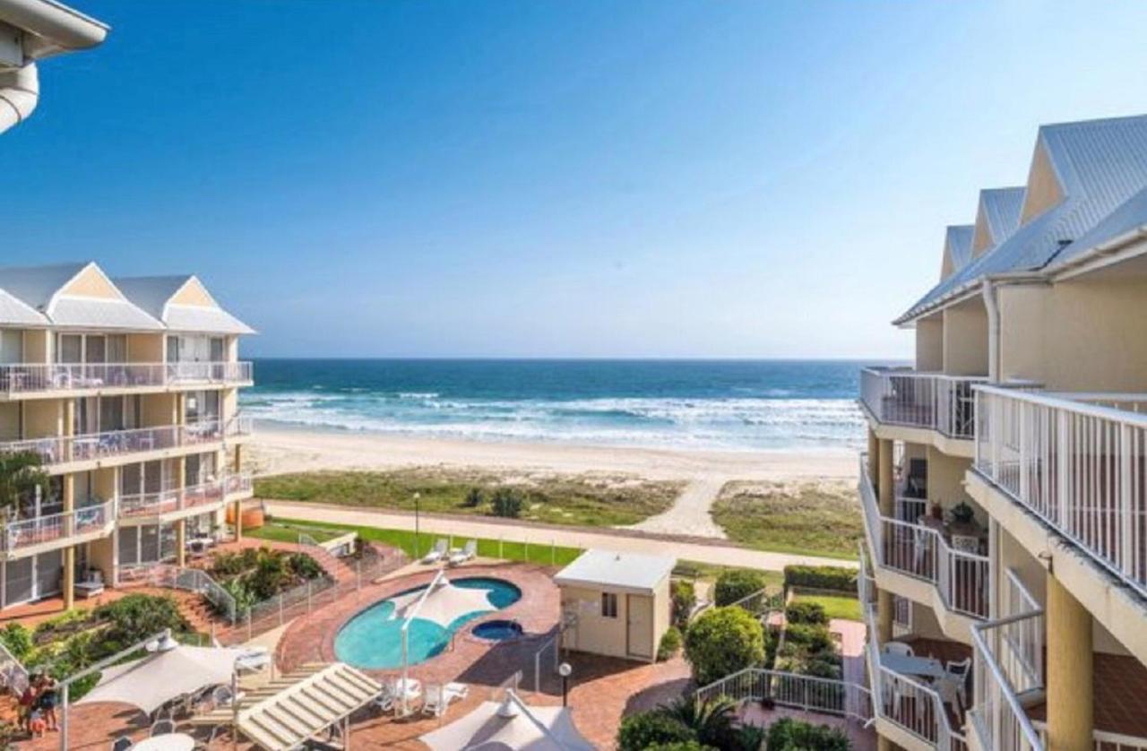 Crystal Beachfront Apartments Gold Coast Bagian luar foto