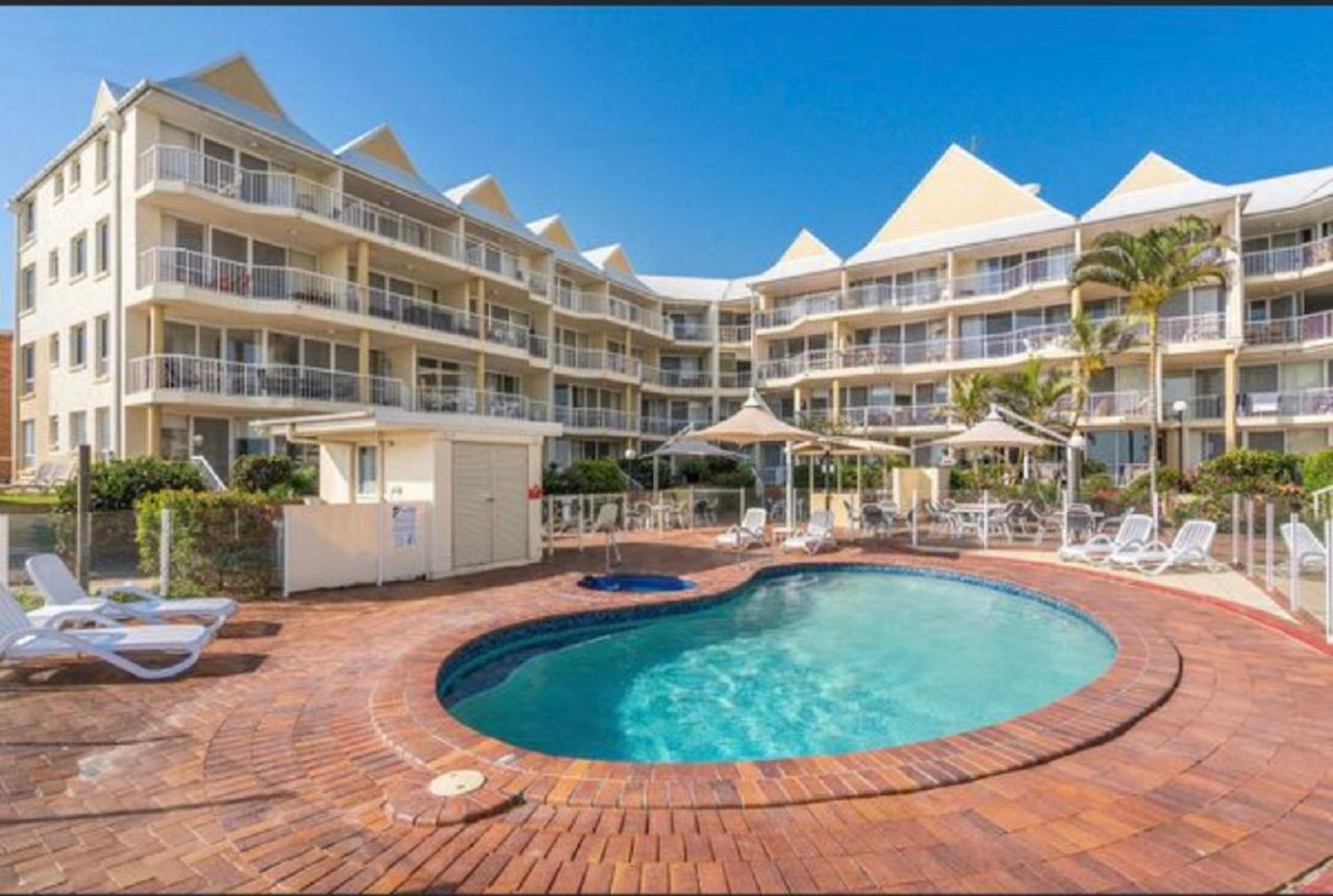 Crystal Beachfront Apartments Gold Coast Bagian luar foto
